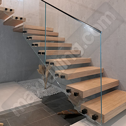 Стъклен парапет по стълби с дистанционер